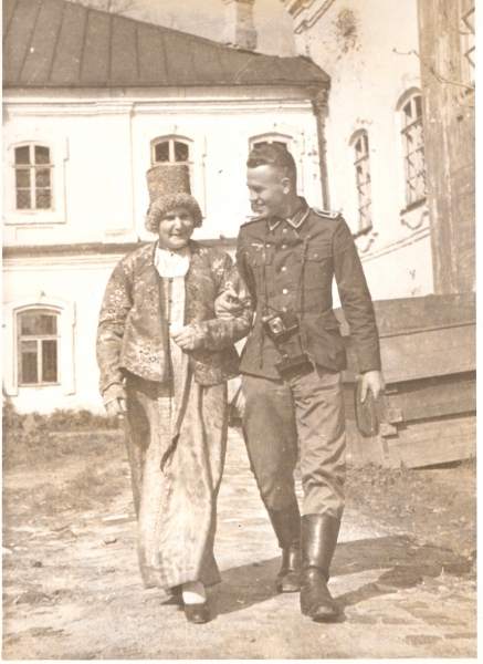 Dr. Hanke mit Smolenskerin 1943