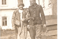 Dr. Hanke mit Smolenskerin 1943