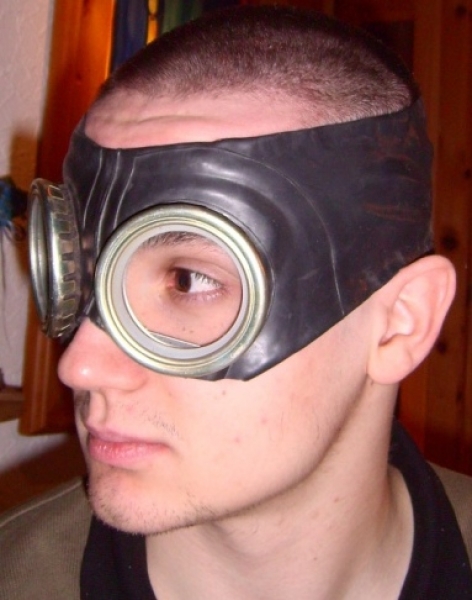 Adam mit Gasmaskenbrille